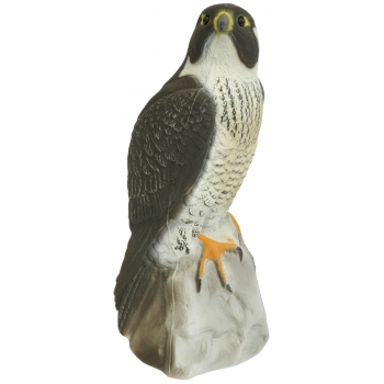 Kunststoff-Falke sitzend